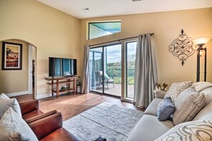 Living Room | Sleeper Sofa | Smart TV | Free WiFi | Air Conditioning
