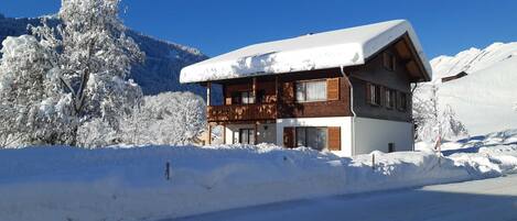 Ferienhaus Ciola im tief verschneiten Schoppernau