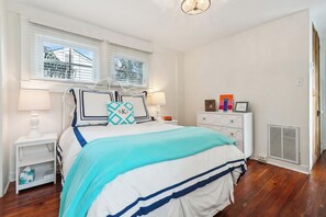 Bedroom with 3 drawer dresser, nightstands, and lamps