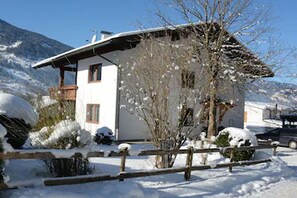 Das Haus von der Ostseite. Im Tal gegenüber ist das Skigebiet Hochzillertal.