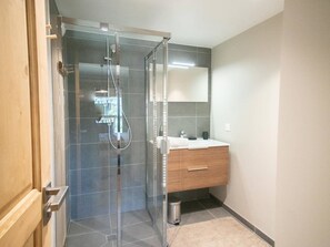 Salle d'eau ensuite 