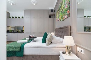Amazing studio with a double bed and cable TV with Smart TV function.