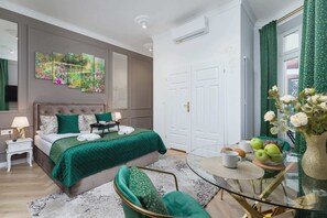 Stylish air-conditioned studio apartment with double bed, TV and jacuzzi.