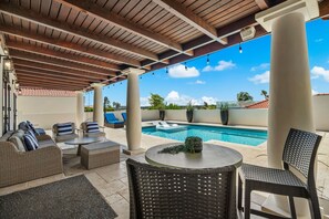 "Beautiful home. Close to all the attractions. You will not regret staying here" - Morgan