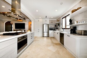 Outstanding Kitchen of the Villa in Noord Aruba - Plenty of storage space for organized and clutter-free counters - Thoughtful placement of kitchen essentials for easy access - Well-lit space