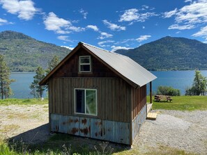The spot on a lakefront ranch at Hawkins Point is ideal for this Western cabin