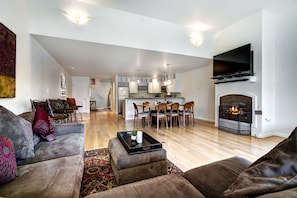 Livingroom/dining area with fireplace large flatscreen TV