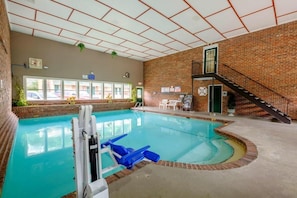 Swimming pool, bring the kids and jump right in!
