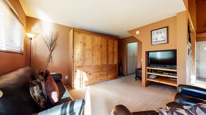 Living Room, Room, Indoors, Screen, Flooring