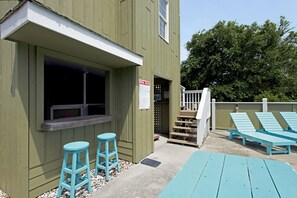 B01: Lauren Lee | Pool Area w/ Tiki Bar