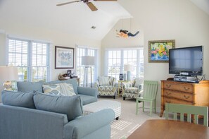 B01: Lauren Lee | Top Level Living Area