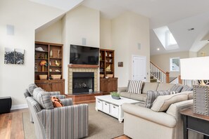 CC142: 8th And Sound | Top Level Living Area - Fireplace Not Available For Guest Use