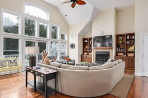 CC142: 8th And Sound | Top Level Living Area - Fireplace Not Available For Guest Use