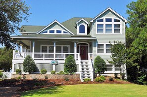 CC258: 40-Love | Front Exterior