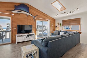 KDS2614: Y-Worry l Top Level Living Area