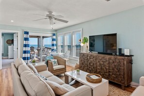 SC06: Wright Nice View | Living Area