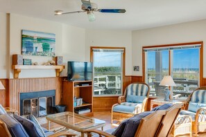 SP4B: Sea Pointe 4B | Bottom Level Living Area - Fireplace Not Available For Guest Use