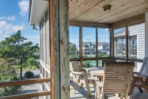 SP4B: Sea Pointe 4B | Bottom Level Front Screened Porch