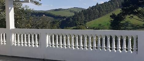 terraço com vista para as montanhas