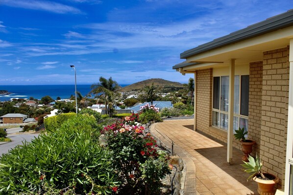 Stay 4 Nights, Pay Only 3 – Free night on us when you book 4 weekday nights (Sun–Thurs) between June, July, and August 2025

Uninterrupted vistas from Granite Island to The Bluff, best enjoyed through floor-to-ceiling windows and outdoor dining areas