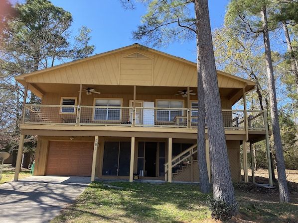 Front of house faces Lake Livingston 