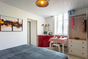 Room Cele with private entrance, private bathroom, and equipped dinette