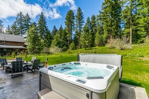 Private Hot Tub – Relax After a Day on the Trails or Fairways