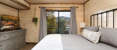 Gorgeous Mountain Views From The Bedroom And A Short Walk To Downtown Gatlinburg!