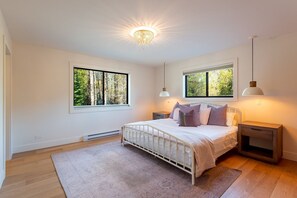 Primary bedroom: King bed