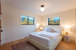 2nd bedroom: Queen bed