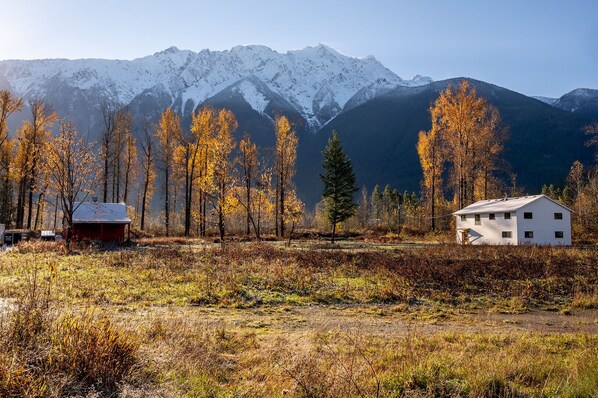 Pemberton Farmhouse: Mountain view