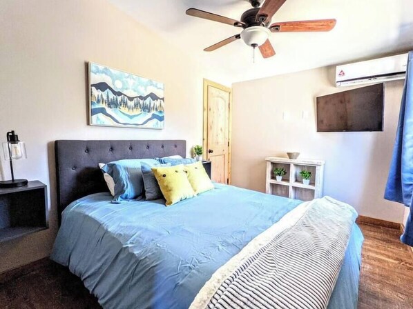 Cabin with comfortable queen size bed