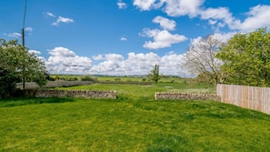 The Farmhouse Garden - StayCotswold