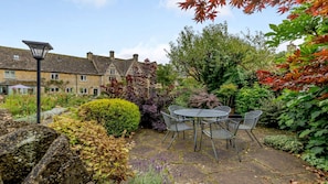 Middle Gable Garden - StayCotswold