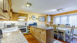 Middle Gable Kitchen/Dining Room - StayCotswold