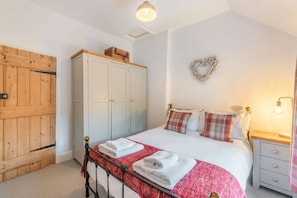 North House Double Bedroom - StayCotswold