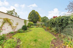 North House Garden - StayCotswold