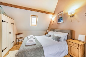 Quaint End Double Bedroom - StayCotswold