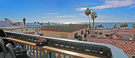 Casa Capistrano 2 offers gorgeous ocean views and breezes on your private balcony. Complete with an outdoor seating area, your balcony is the perfect place to enjoy meals with friends, happy hour or even some quiet time with a book.