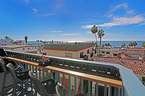 Casa Capistrano 2 offers gorgeous ocean views and breezes on your private balcony. Complete with an outdoor seating area, your balcony is the perfect place to enjoy meals with friends, happy hour or even some quiet time with a book.