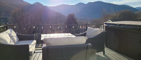 Hot tub and fire table on the Deck with Amazing views of the Mountains 