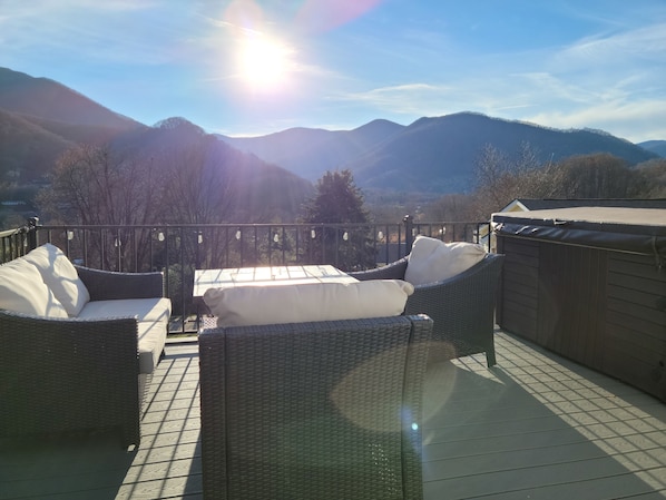 Hot tub and fire table on the Deck with Amazing views of the Mountains 