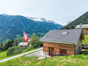 Himmel, Berg, Gebäude, Pflanze, Fenster, Natürliche Landschaft, Haus, Hochland, Baum, Steigung