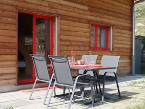 Tabelle, Möbel, Eigentum, Gebäude, Stuhl, Fenster, Pflanze, Tisch Im Freien, Holz, Schatten