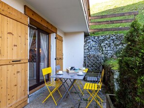 Table, Plante, Ombre, Bois, Jaune, Design Intérieur, Bâtiment, Chaise, Porte, Immobilier