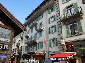 Fenster, Himmel, Gebäude, Infrastruktur, Nachbarschaft, Haus, Fassade, Strasse, Stadt