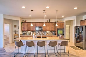 Kitchen | Keyless Entry | Complimentary Snacks & Wine