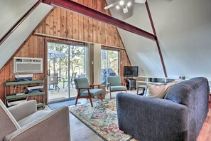 Living Room | 600-Sq-Ft Cabin