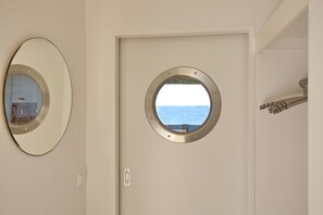 Diele mit Bullauge und Meerblick.