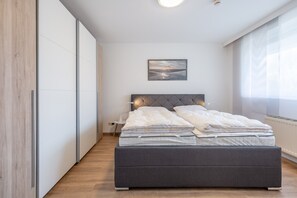 Separates Schlafzimmer mit Doppelbett.